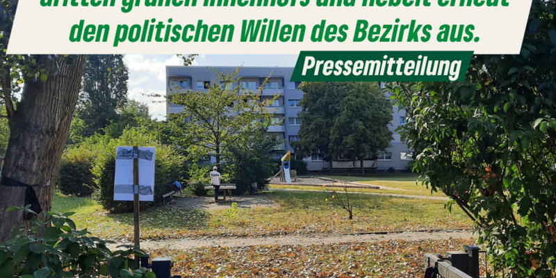 Grüner Innenhof mit Wiese, Herbstlaub und Spielplatz