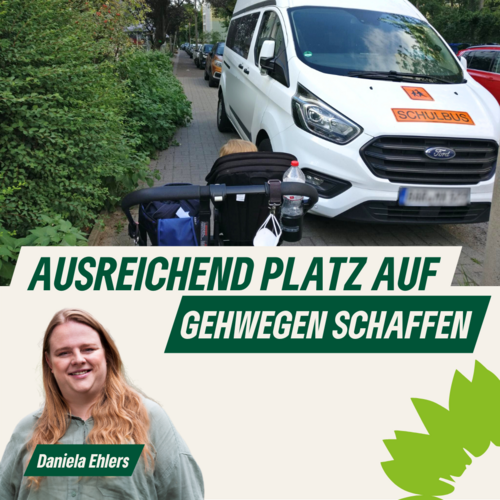 Symbolbild Ein Van mit der Aufschrift "Schulbus" parkt auf dem Gehweg, ein Kinderwagen kommt nicht durch