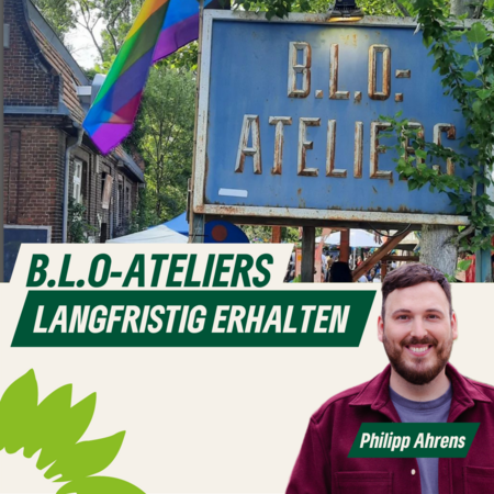 Philipp Ahrens vor dem Eingangsschild zu den B.L.O.-Ateliers