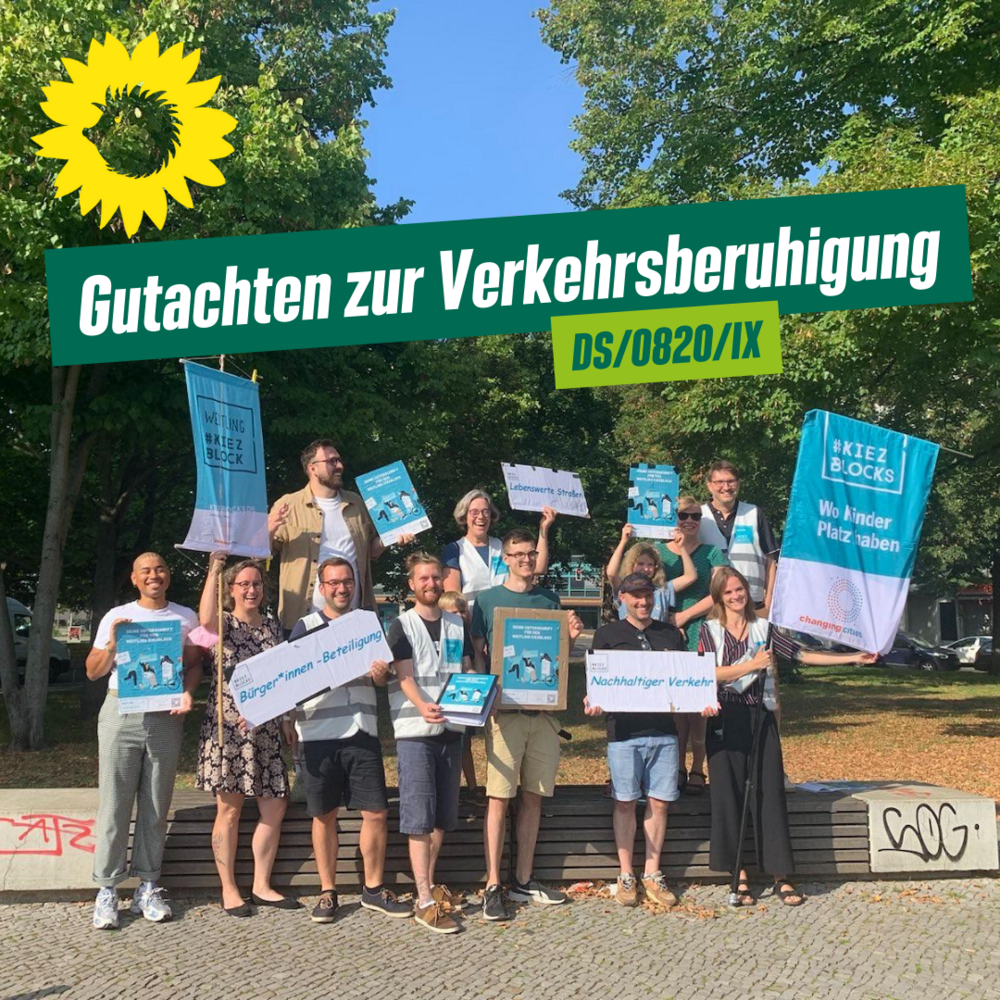 Menschengruppe mit Plakaten für die Einrichtung eines Kiezblocks